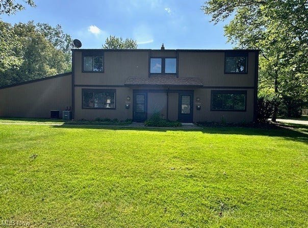 9586 Fernwood Drive, Olmsted Falls, OH 44138