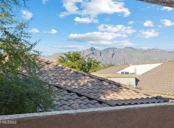 2550 E River Road, Tucson, AZ 85718