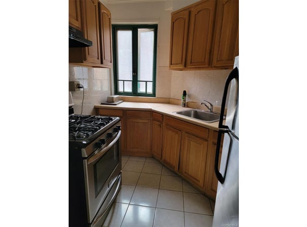 2220 E Tremont Avenue, Bronx, NY 10462