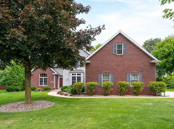 2143 BARROW Way, NEENAH, WI 54956