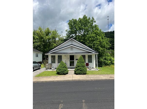 909 E 2nd St, Richlands, VA 24641