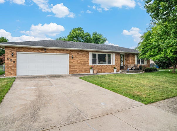 953 Seneca Drive, Crown Point, IN 46307