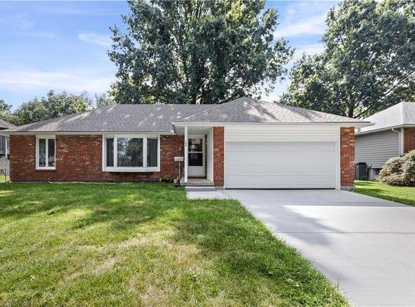 305 Canterbury Lane, Belton, MO 64102