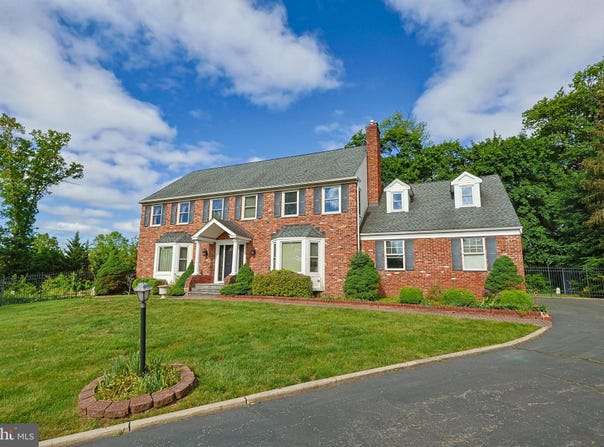 1 WILLOW BROOK LANE, ANNANDALE, NJ 08801