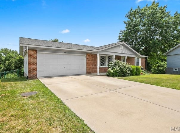 5846 Falcon View Lane, Oakville, MO 63129