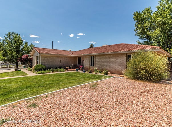1001 CRESTVIEW Circle, Farmington, NM 87401