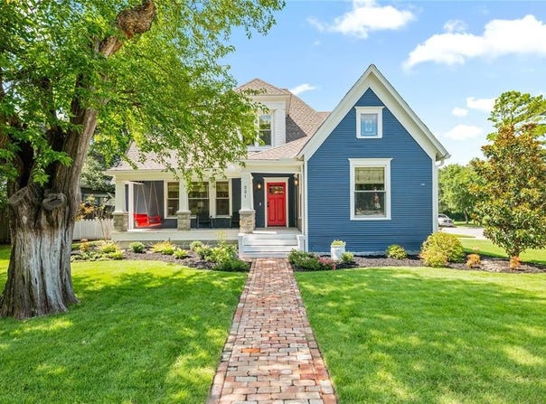 221 W College Street, Grapevine, TX 76051