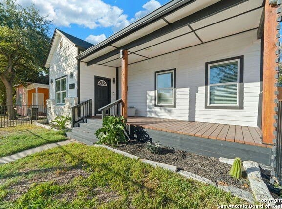 213 Omaha St, San Antonio, TX 78203-1142