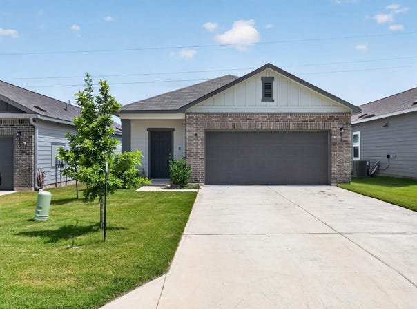608 Magnum Force Dr, Jarrell, TX 76537