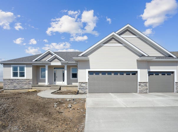 2831 Autumn Woods Drive, Cedar Falls, IA 50613