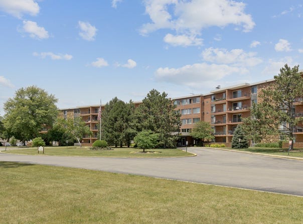 16 E Old Willow Road, Prospect Heights, IL 60070
