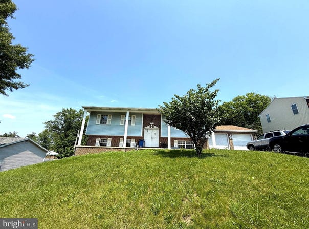 1360 BREEZEVIEW DRIVE, YORK, PA 17404