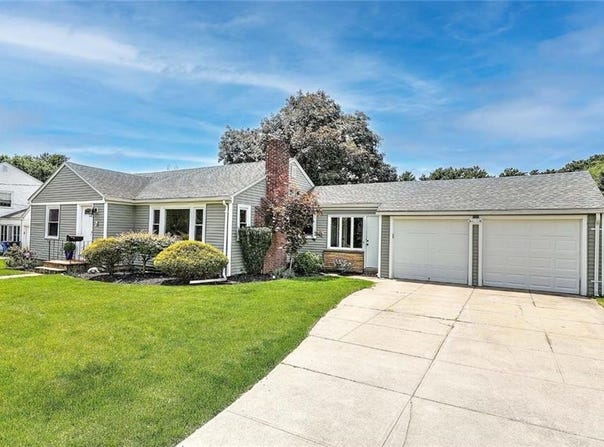 23 Robert Circle, Cranston, RI 02905