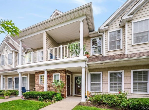 32 Della Drive, West Babylon, NY 11704