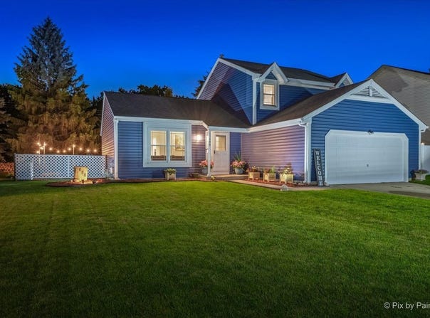688 Regent Drive, Crystal Lake, IL 60014
