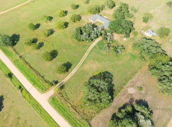 341 CR 233, Hallettsville, TX 77964