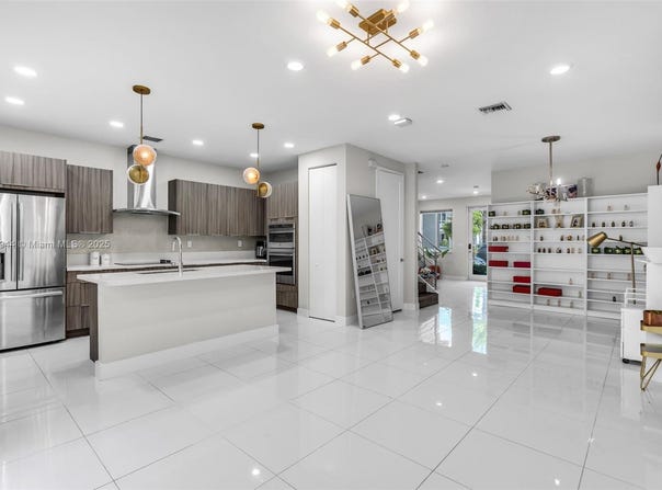 10365 NW 66th St, Doral, FL 33178