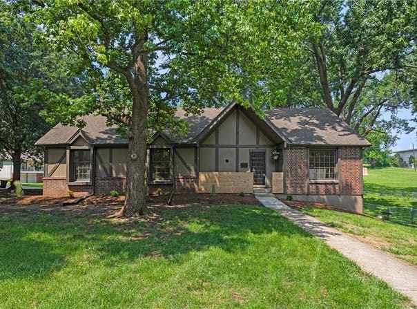 16 W Bridlespur Terrace, Kansas City, MO 64114