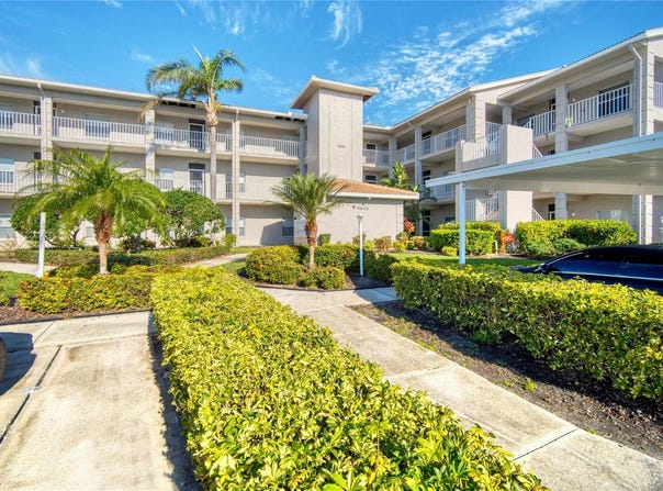 9610 CLUB S Circle, SARASOTA, FL 34238
