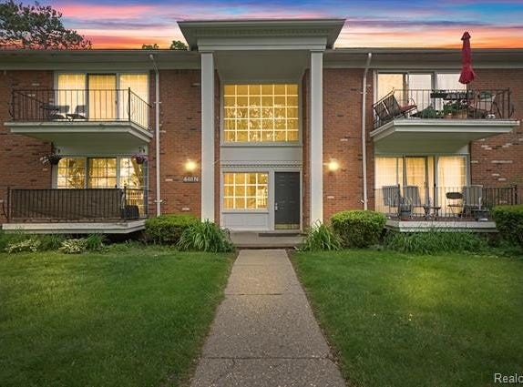 448 Fox Hills Drive N, Bloomfield Hills, MI 48304