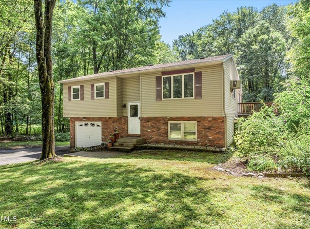 19 Chaundray Lane, Sand Lake, NY 12018