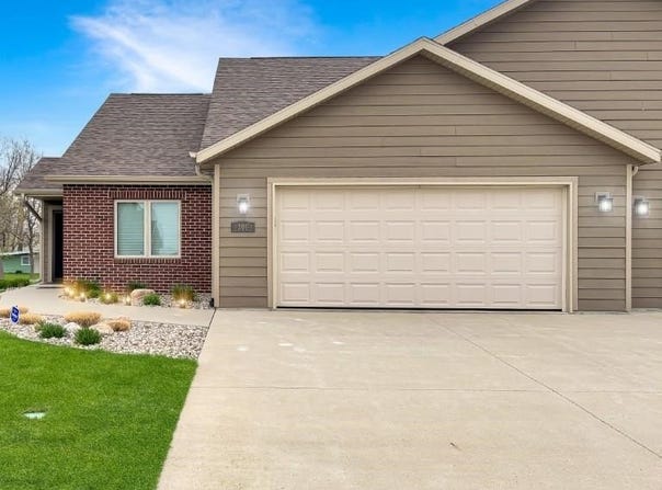 306 Prairie Bluff Dr, Sergeant Bluff, IA 51054