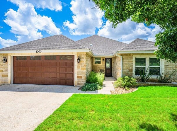 1703 N Valencia Dr, Kerrville, TX 78028