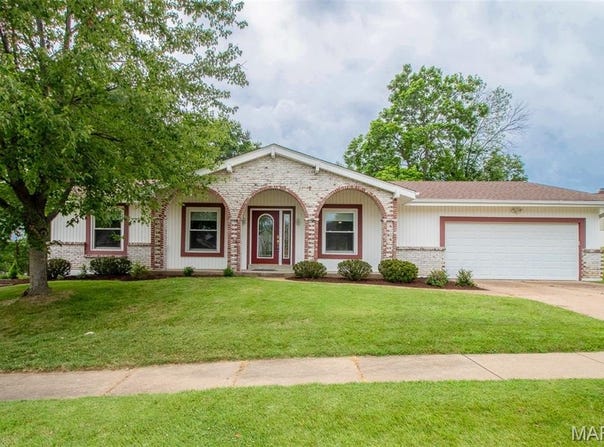15464 Clover Ridge Drive, Chesterfield, MO 63017