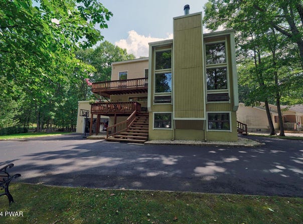 162 Yacht Club Drive, Greentown, PA 18426