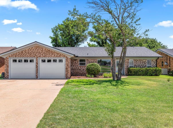 105 San Jacinto Avenue, Levelland, TX 79336
