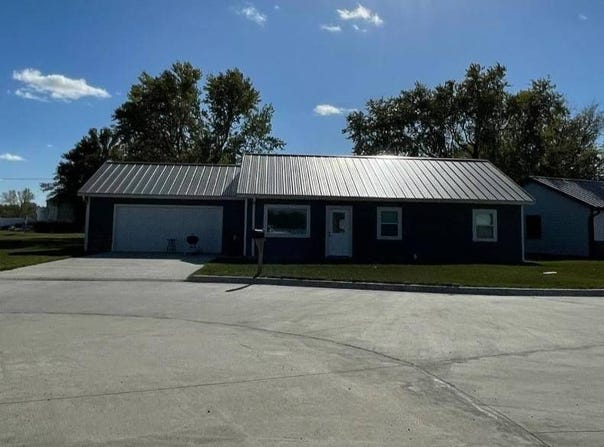 103 Circle Dr, Lenox, IA 50851