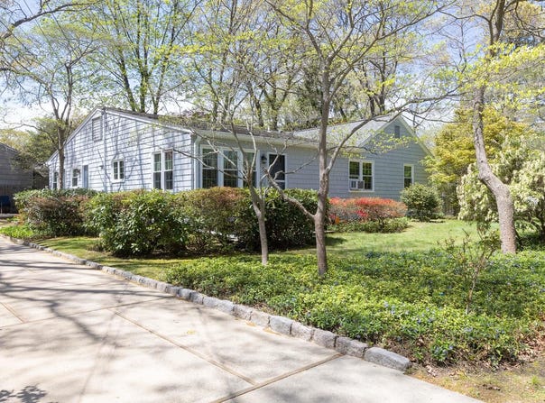 8 Parkside Avenue, Miller Place, NY 11764
