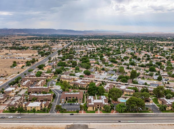 1521 W Avenue L, Lancaster, CA 93534