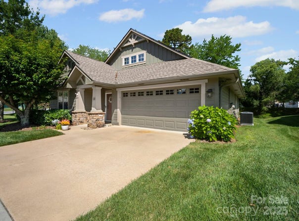 10 Gray Wolf Lane, Hendersonville, NC 28792