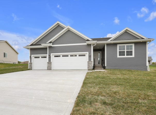 1800 Lakeview Drive, Pella, IA 50219