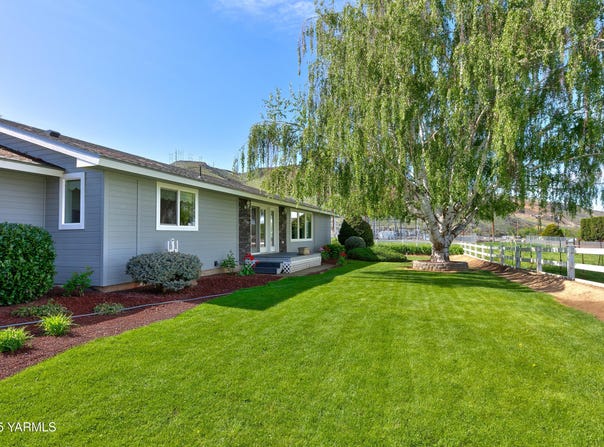 851 E Selah Rd, Yakima, WA 98901