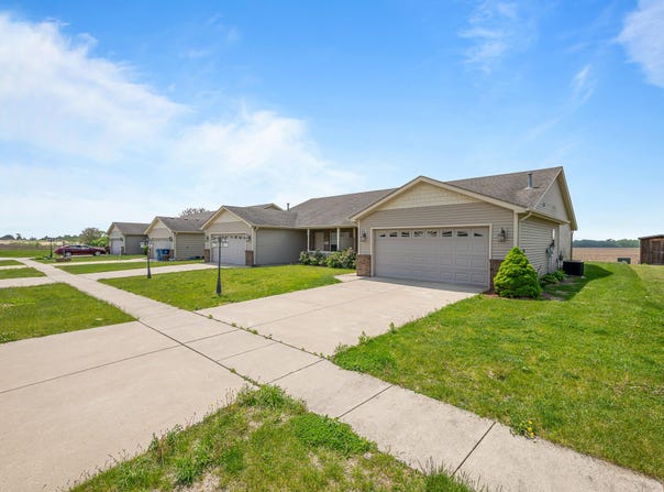 318 Lynnes Way, Lowell, IN 46356