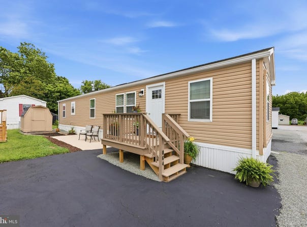 864 BUTTONWOOD Avenue, SPRING CITY, PA 19475