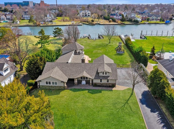 241 Willetts Lane, West Islip, NY 11795