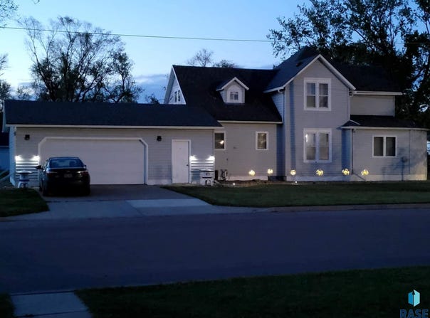 201 2nd Ave, Canistota, SD 57012