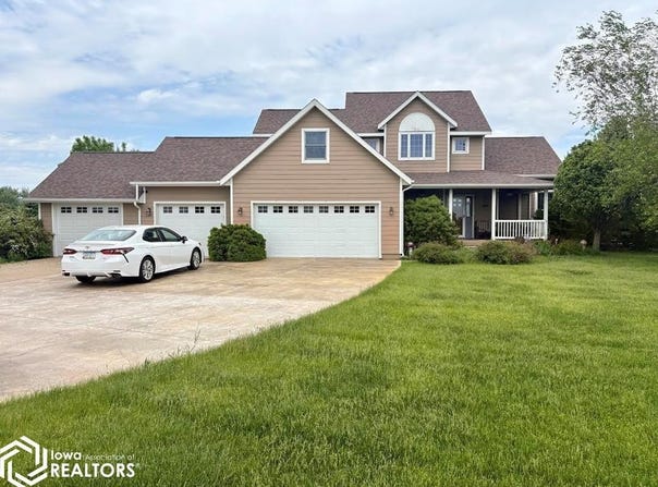 110 Spring Valley Dr, Livermore, IA 50558