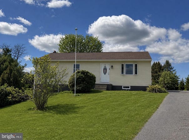 1577 STREAMSIDE DRIVE, CHAMBERSBURG, PA 17202