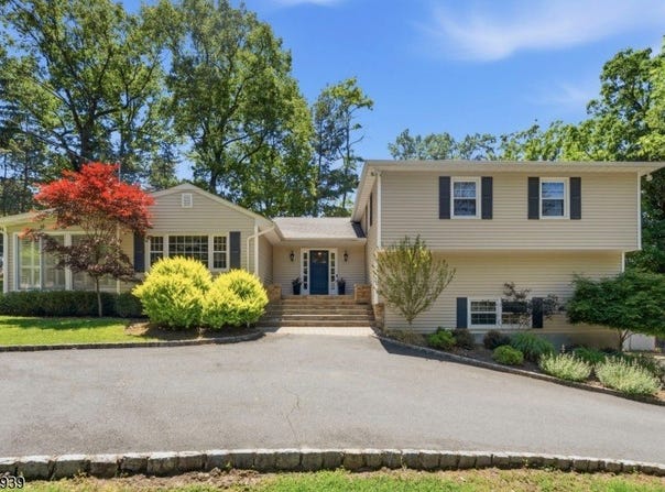 12 Wildwood Dr, North Caldwell Boro, NJ 07006-4418