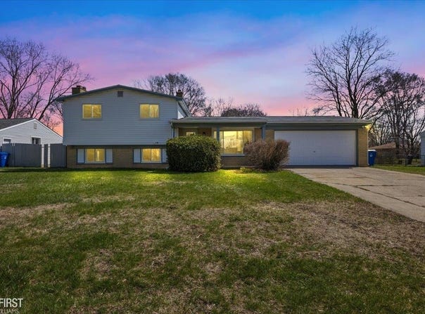 1280 Airport, Waterford, MI 48327