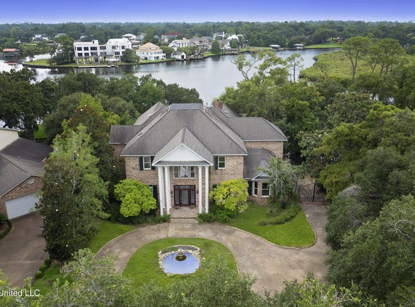 8 Bayou Place, Gulfport, MS 39503