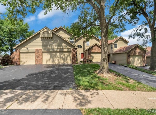 3196 Autumn Trace Drive, Maryland Heights, MO 63043