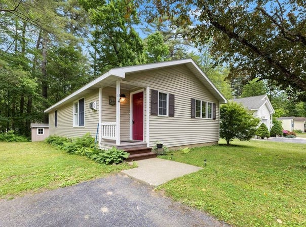 16 Ledgeview Dr, Lake George, NY 12845