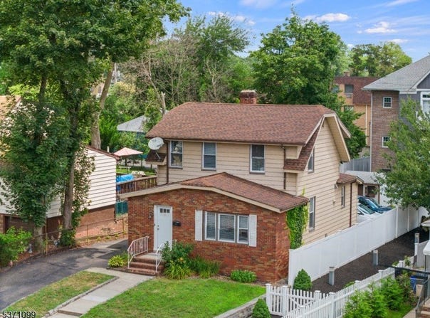 67 Willet St, Bloomfield Twp., NJ 07003-5129