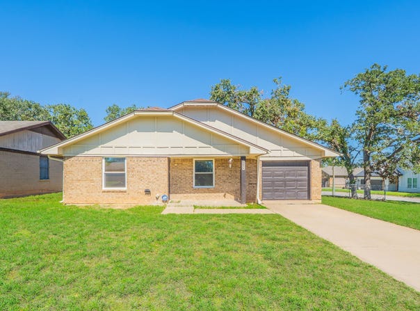 5211 Laurie Drive, Mineral Wells, TX 76067