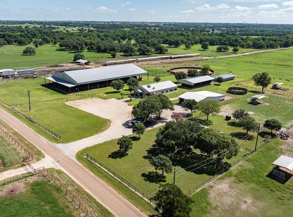 1119 Wolters RD, Schulenburg, TX 78956